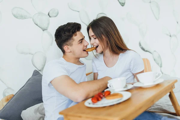 Pareja Joven Comiendo Galletas Forma Corazón Café Cama — Foto de Stock