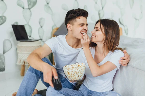 Jeune Joli Couple Vêtements Décontractés Regarder Télévision Maison Manger Pop — Photo