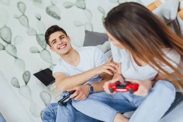 Yerde Oturan Joystick Ile Bilgisayar Oyunu Oynamak Genç Şirin Çift — Stok fotoğraf