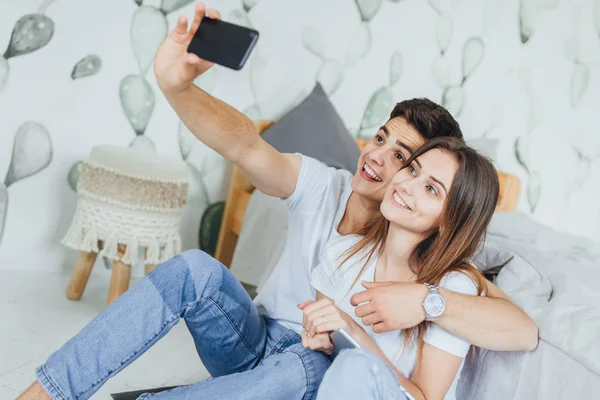 Jeune Couple Mignon Faisant Selfie Maison Près Lit — Photo