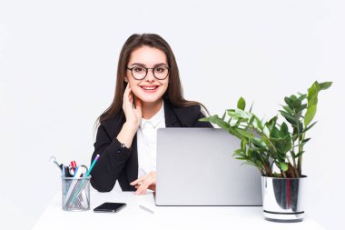 Laptop ile modern ofis beyaz arka plan üzerinde izole genç başarılı çalışan