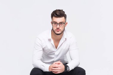 Beyaz arka plan üzerinde izole kamera poz genç Yöneticisi