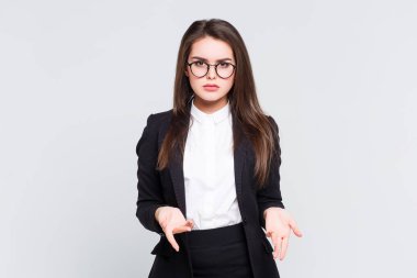 Beyaz arka plan üzerinde izole uzun saçlı genç ve güzel kadın