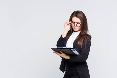 Beyaz arka plan üzerinde izole kağıtları ile çalışan genç çekici kadın