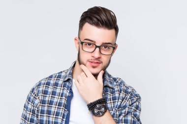 adam rahat tarzı beyaz arka plan üzerinde izole kamera bakıyor, giyen ekmek ile