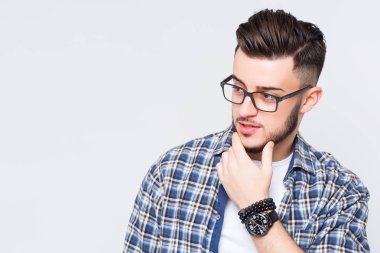 ekmek, beyaz arka plan üzerinde izole rahat tarzı giyen adamla