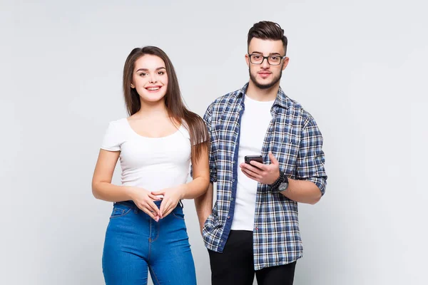 Mulher Atraente Roupas Jeans Homem Sorridente Camisa Jeans Isolado Fundo — Fotografia de Stock