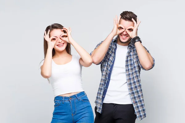 Jovens Amigos Felizes Vestindo Estilo Casual Isolado Fundo Branco — Fotografia de Stock