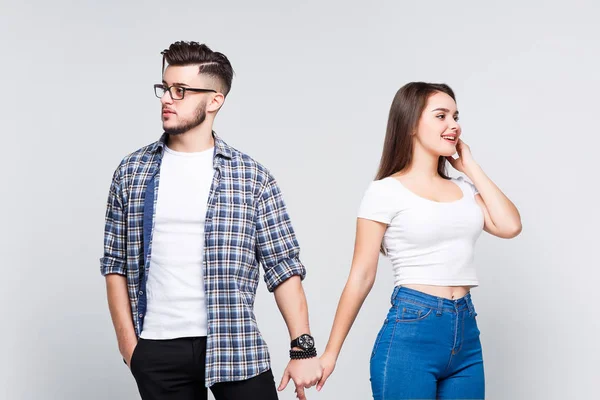 Jovens Estudantes Atraentes Segurando Braços Olhando Para Frente Isolados Fundo — Fotografia de Stock