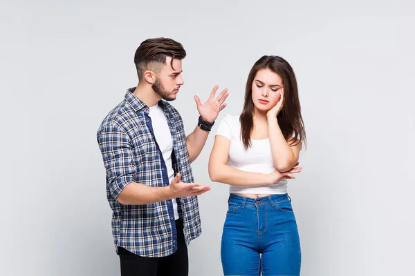 Discussão Dois Jovens Trabalhadores Isolados Sobre Fundo Branco — Fotografia de Stock