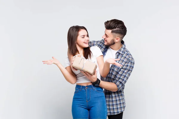 Feliz Jovem Casal Isolado Fundo Branco — Fotografia de Stock