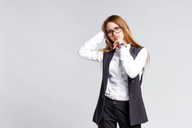 Beyaz arka planda izole baş ağrısı ile güzel kadın