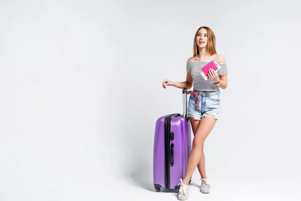 Mulher Preparando Para Férias Com Mala Violeta Isolada Fundo Branco — Fotografia de Stock