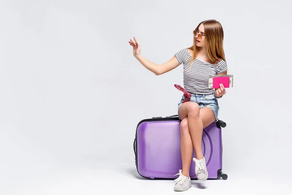 Mulher Preparando Para Férias Verão Com Mala Violeta Isolada Fundo — Fotografia de Stock