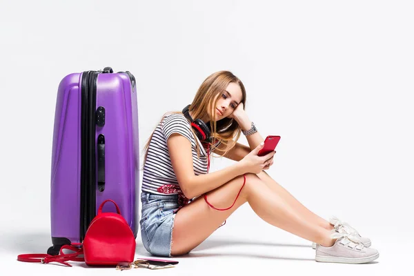 Mulher Bonita Olhando Para Telefone Esperando Férias Isoladas Fundo Branco — Fotografia de Stock