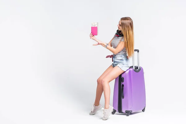 Mujer Joven Con Maleta Pasaporte Aislados Sobre Fondo Blanco — Foto de Stock