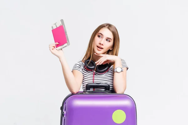 Jovem Com Mala Passaporte Isolado Fundo Branco — Fotografia de Stock