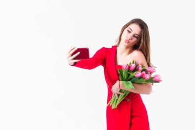buket Pembe Lale beyaz arka plan üzerinde izole tutan şık kadın, Evet