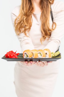 Beyaz arka plan üzerinde izole suşi yemek kadının kırpılmış görünümü