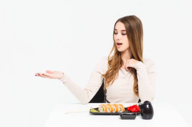 Beyaz arka plan üzerinde izole suşi yemek kadın