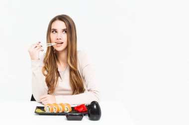 Beyaz arka plan üzerinde izole suşi yemek kadın