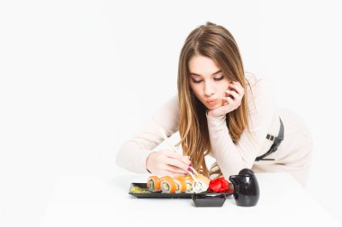 Beyaz arka plan üzerinde izole suşi yemek kadın
