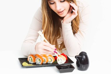 Beyaz arka plan üzerinde izole suşi yemek kadın