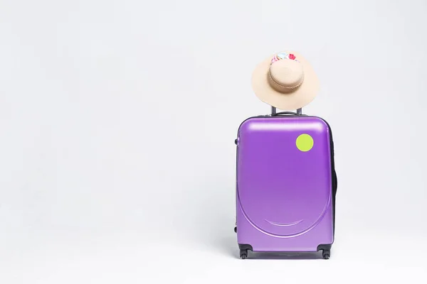 Violette Koffer Und Motorhaube Isoliert Auf Weißem Hintergrund — Stockfoto
