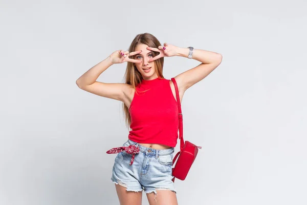 Mulher Bonita Vestindo Camiseta Vermelha Olhando Para Câmera Isolada Fundo — Fotografia de Stock
