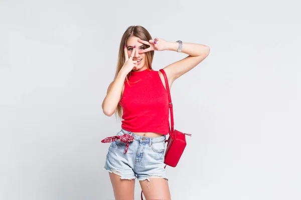 Mujer Bonita Vistiendo Camiseta Roja Mirando Cámara Aislada Sobre Fondo — Foto de Stock