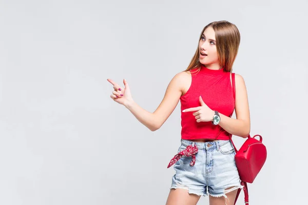 Mujer Bonita Vistiendo Camiseta Roja Mirando Cámara Aislada Sobre Fondo — Foto de Stock