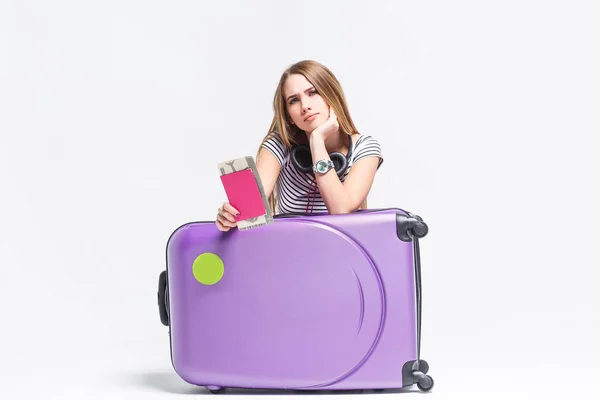 Traurige Frau Bricht Mit Tickets Und Koffer Den Sommerurlaub Auf — Stockfoto
