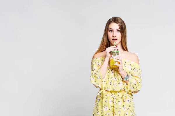 Leende Kvinna Som Håller Glas Med Apelsinjuice Isolerad Vit Bakgrund — Stockfoto