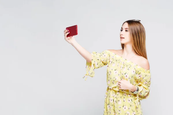 Mujer Rubia Haciendo Selfie Aislado Sobre Fondo Blanco — Foto de Stock