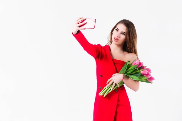 Ελκυστική Γυναίκα Λήψης Selfie Κόκκινες Τουλίπες Στο Τηλέφωνο Που Απομονώνονται — Φωτογραφία Αρχείου