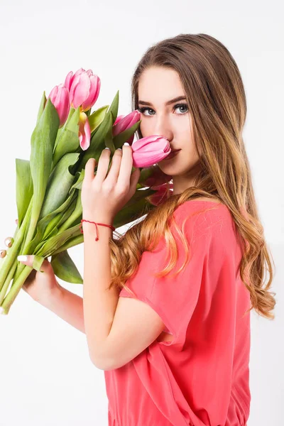 Donna Con Capelli Ricci Profumati Tulipani Rosa Isolati Sfondo Bianco — Foto Stock