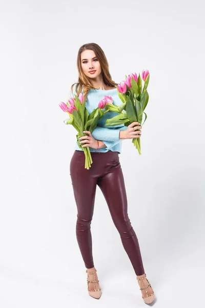 Jonge Vrouw Blauwe Trui Holding Boeket Tulpen Geïsoleerd Witte Achtergrond — Stockfoto