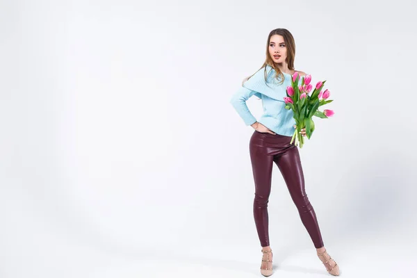 Frau Blauen Hemd Mit Blumen Tulpen Den Händen Isoliert Auf — Stockfoto