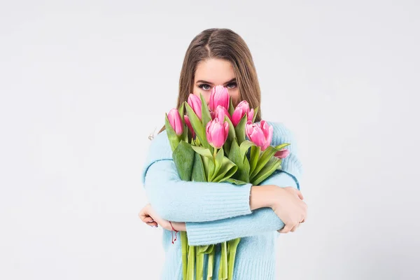 Bellezza Donna Con Bouquet Tulipani Rosa Isolato Sfondo Bianco — Foto Stock