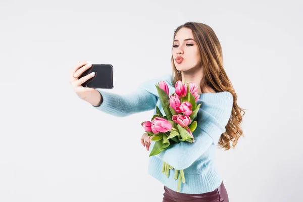 Νεαρή Γυναίκα Χαμογελαστή Κάνοντας Selfie Που Απομονώνονται Λευκό Φόντο — Φωτογραφία Αρχείου
