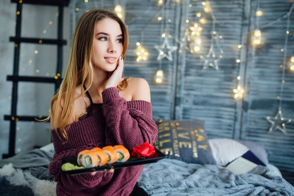 Retrato Una Mujer Sentada Cama Comiendo Sushi Plato Negro — Foto de Stock