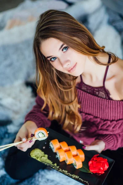 女性食事寿司ロール セレクティブ フォーカス — ストック写真