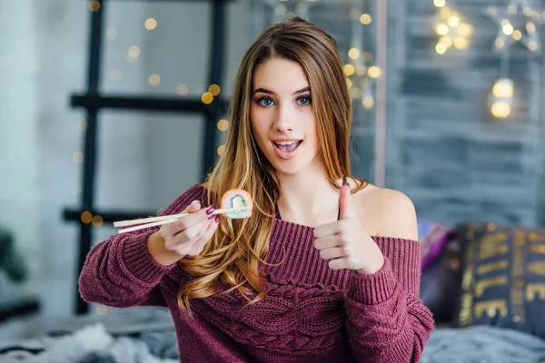 Lycklig Kvinna Håller Sushi Rulle Hand — Stockfoto