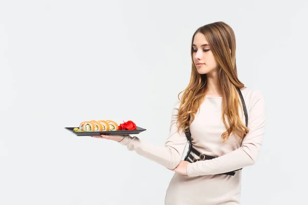 白い背景に分離された寿司を食べる女 — ストック写真
