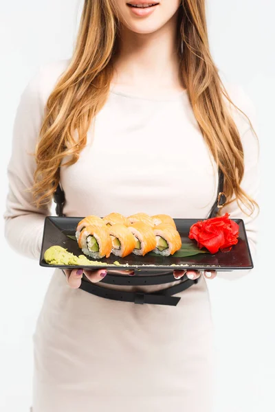 白い背景に分離された寿司を食べる女のトリミング ビュー — ストック写真
