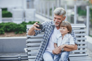Üst düzey yakışıklı selfie torunu açık havada gülümseyen alarak