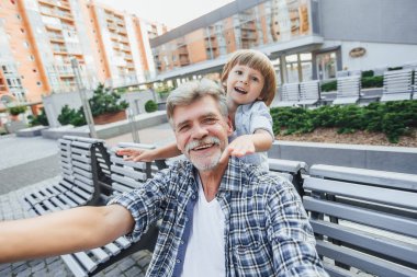 çocuk ve park ve çekici fotoğraf bankta oturmuş büyükbaba