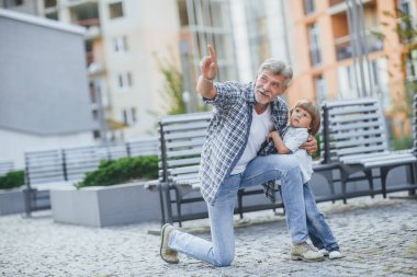 İlginç bir şey gösterilen küçük torunu Park, öğretim büyükbaba