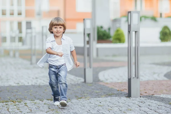 Mutlu Gülen Çocuk Mavi Gömlek Giyinmiş Kot Yolda Yürürken Kamera — Stok fotoğraf