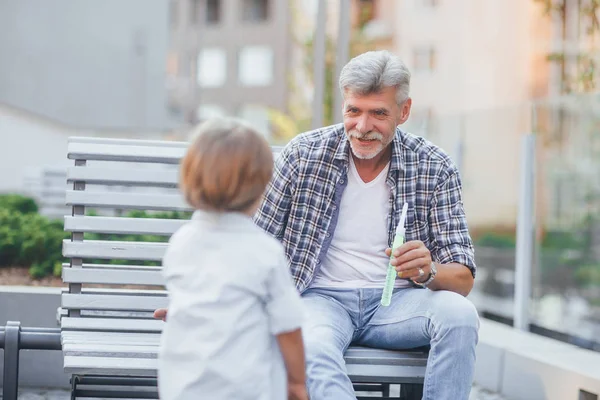 Abuelo Nieto Juntos Aire Libre Enfoque Selectivo — Foto de Stock